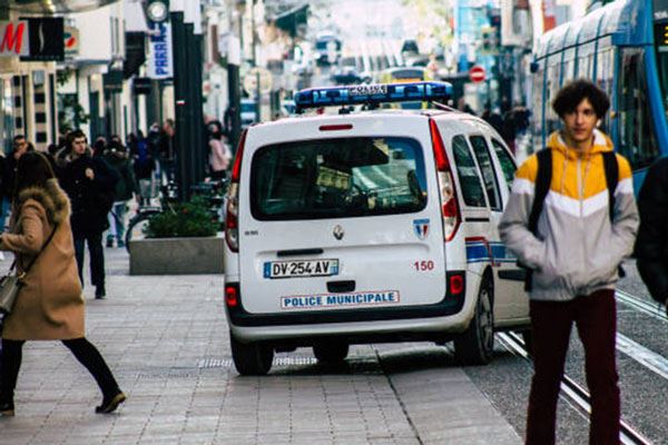 Saneamiento de la ciudad, patrullaje y mantenimiento de la propiedad